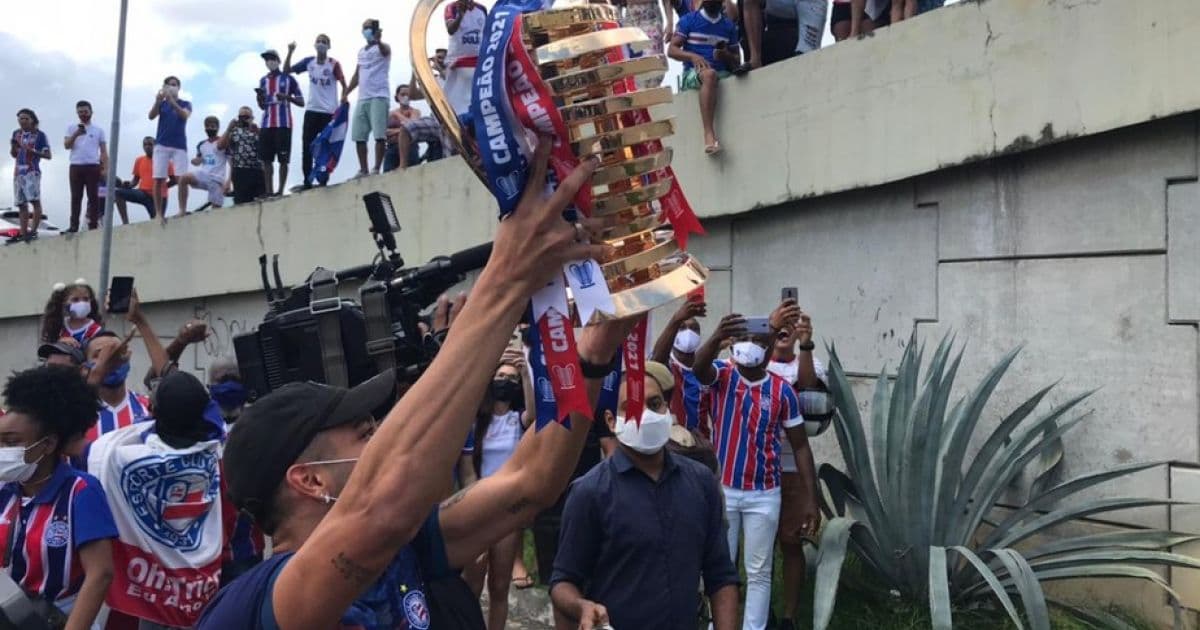 Delegação do Bahia desembarca com troféu da Copa do Nordeste em Salvador