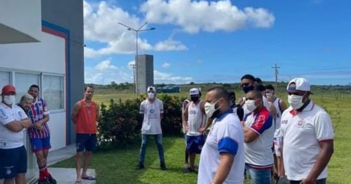 Organizada do Bahia se reúne com diretoria e jogadores para fazer cobranças