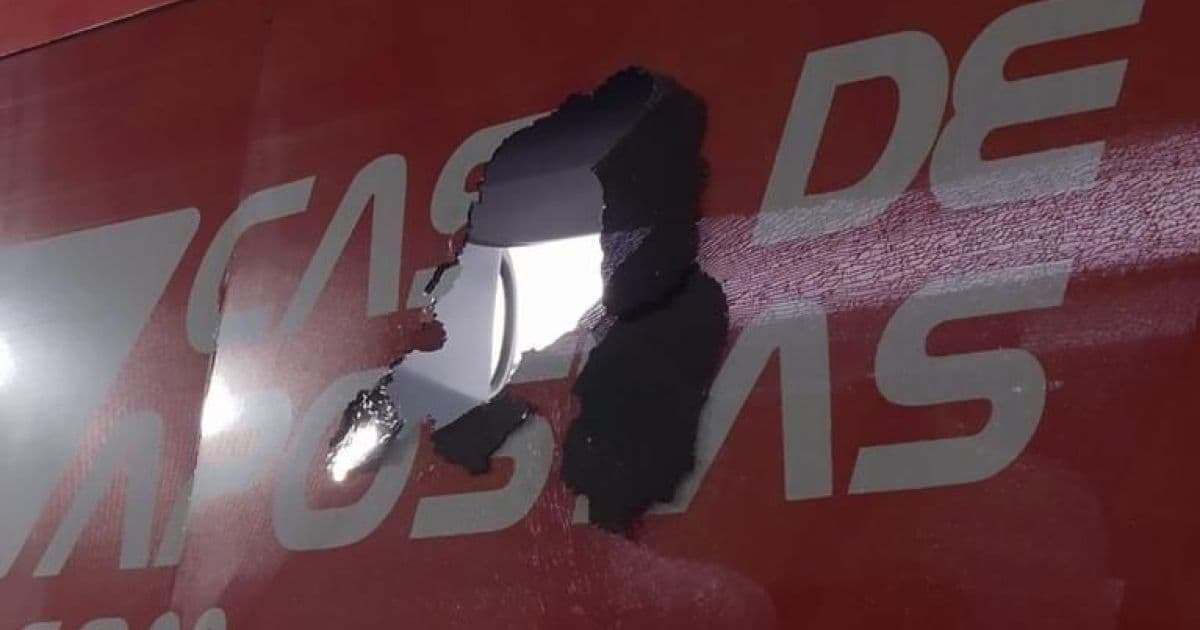 Ônibus do Bahia é atingido na chegada à Fonte Nova; goleiro fica ferido