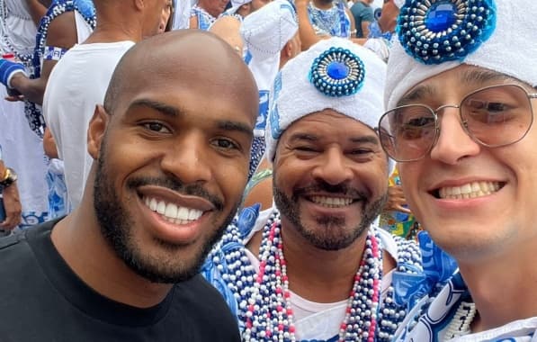 Jogadores do Bahia aproveitam domingo de folga para curtir o Carnaval de Salvador; veja fotos
