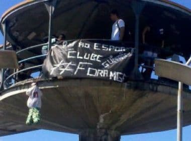 Torcedores do Bahia fazem protesto contra MGF em passarela