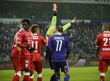 Kanu lamenta empate com o Anderlecht em clássico pelo Campeonato Belga