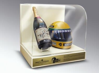 Capacete de Ayrton Senna e champagne são arrematados por R$45 mil