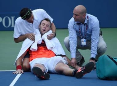 Tenista desmaia em quadra por conta de calor e sai carregado em partida do US Open