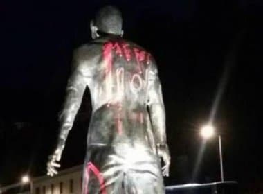 Estátua de Cristiano Ronaldo é pichada com nome de Messi