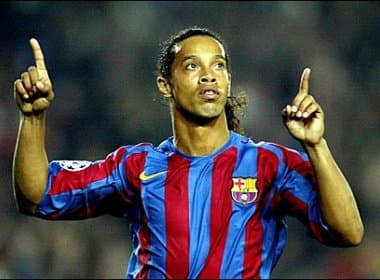 Ídolo do Barcelona, Ronaldinho presta homenagem a Cruyff no Facebook