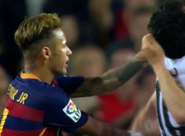 Depois de mais nova derrota do Barcelona, Neymar joga garrafa em adversário