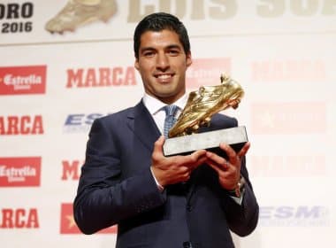 Luis Suárez recebe Chuteira de Ouro e enaltece companheiros do Barcelona