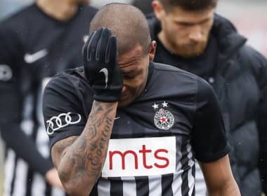 Alvo de racismo na Sérvia, jogador brasileiro critica postura dos adversários