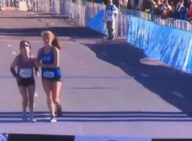 Atleta perde consciência no final de maratona e rival a carrega até linha de chegada