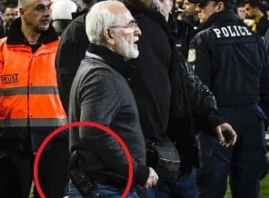 Presidente de clube invade campo armado após gol anulado em clássico grego