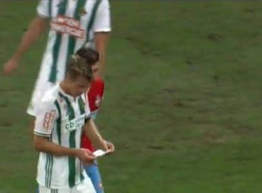 Na Liga Europa, jogador rouba papel com instruções de técnico rival 