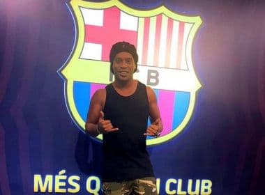 Barça deve diminuir presença de Ronaldinho em eventos após apoio a Bolsonaro, diz jornal