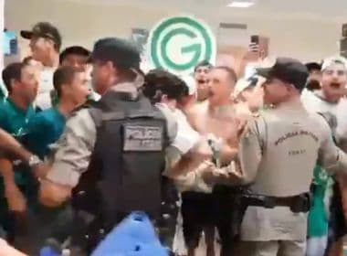 Vídeo mostra policial comemorando acesso do Goiás com torcedores no aeroporto; veja