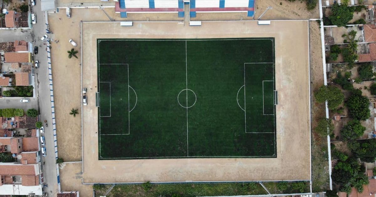Estádio de Serrolândia recebe piso de grama sintética