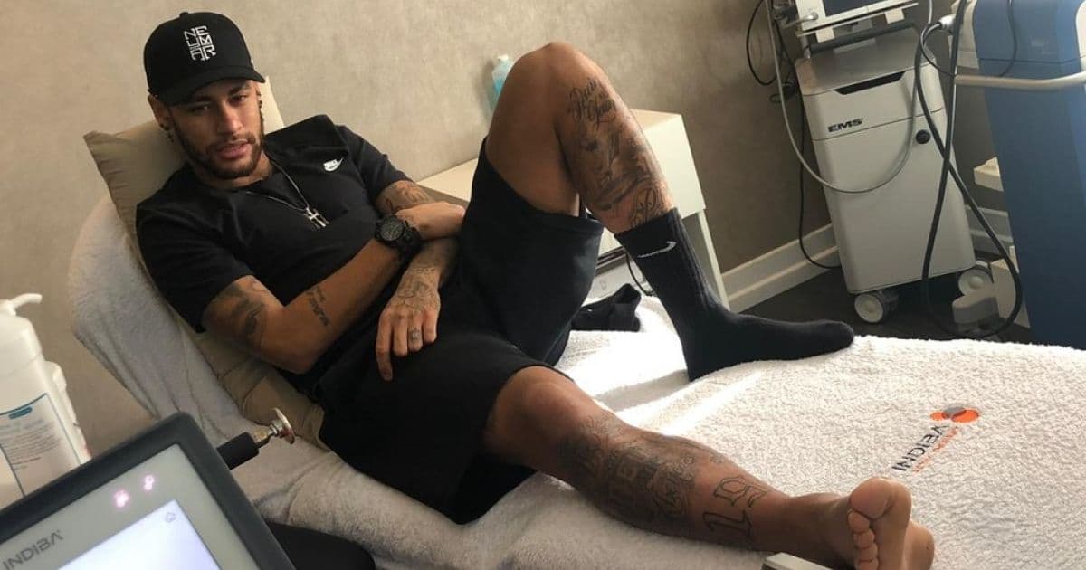 Neymar viaja ao Catar com médicos do PSG para fazer revisão clínica de lesão no pé direito