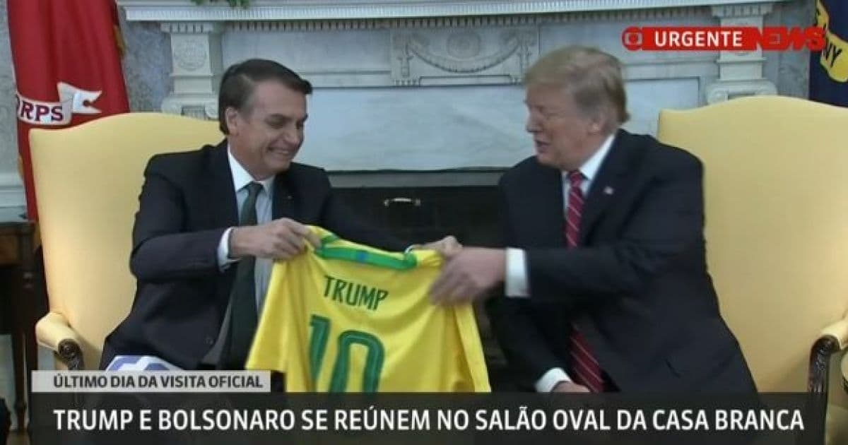 Trump e Bolsonaro trocam camisas de futebol em encontro nos EUA