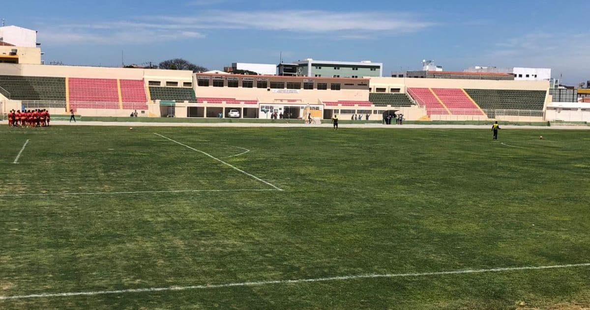 Estádio Adauto Moraes poderá ter gramado sintético em 2020