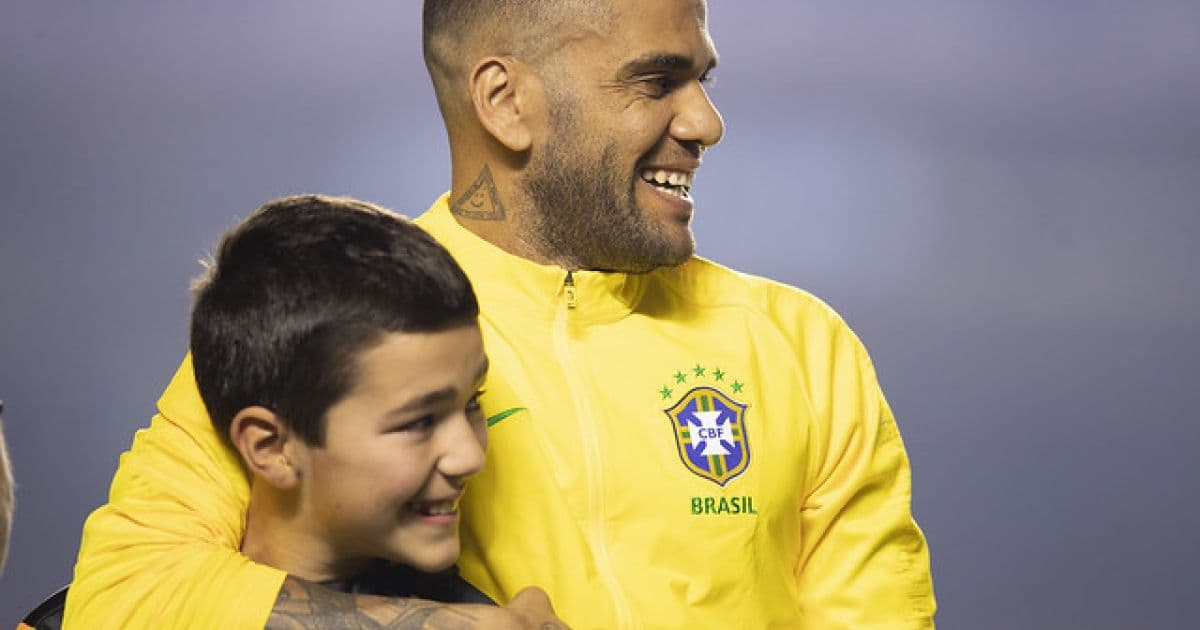 Daniel Alves brinca com jogo da Seleção na Fonte Nova: 'Metade do estádio vai ser meu'