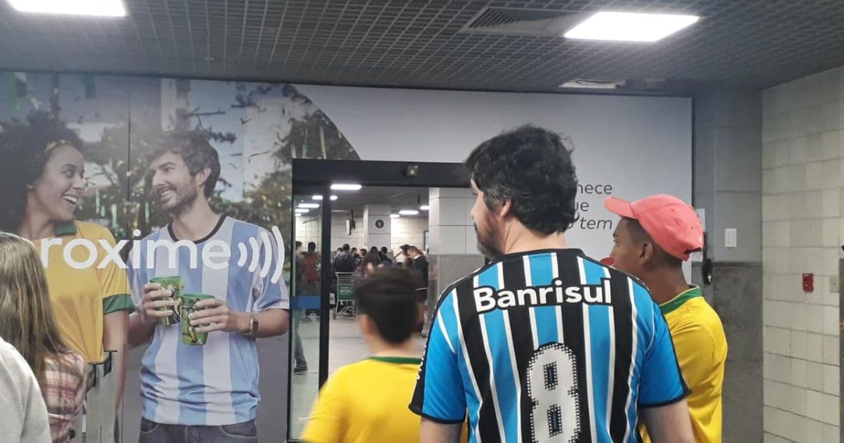 Seleção Brasileira sai pelos fundos do aeroporto no desembarque em Salvador