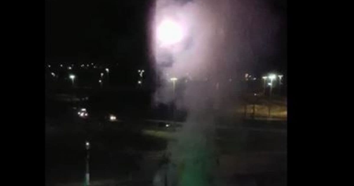 Torcedores do Bahia soltam fogos em frente à concentração do Grêmio durante a noite