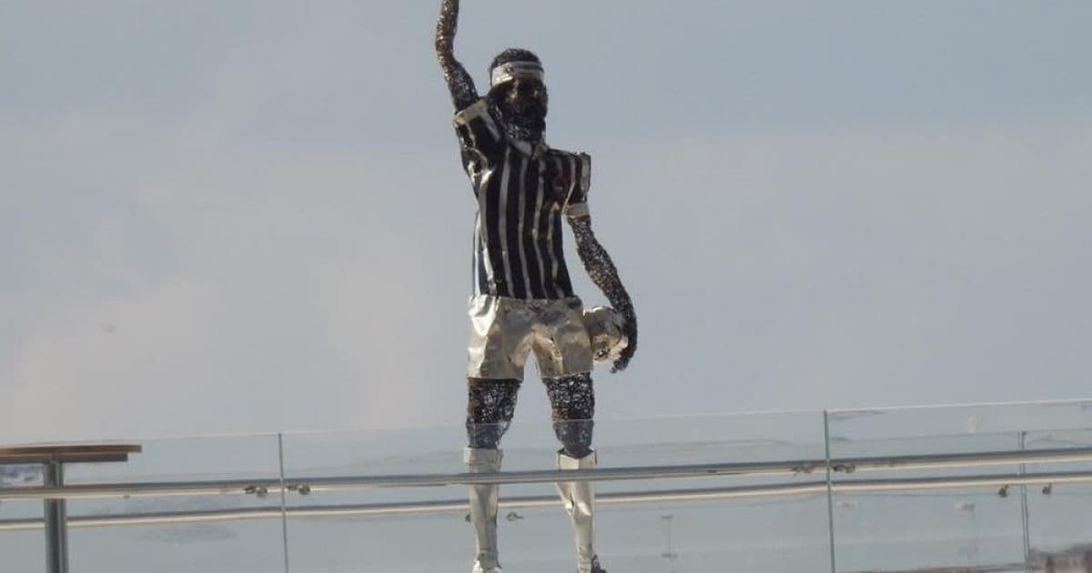 Corinthians é processado por uso indevido de estátua de Sócrates; artista pede R$ 300 mil