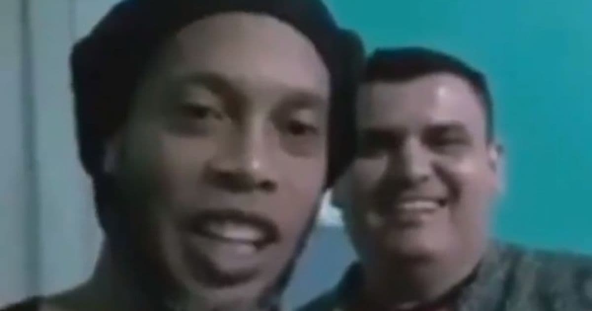 Ronaldinho grava vídeo com parceiro de cela: 'Estamos juntos'