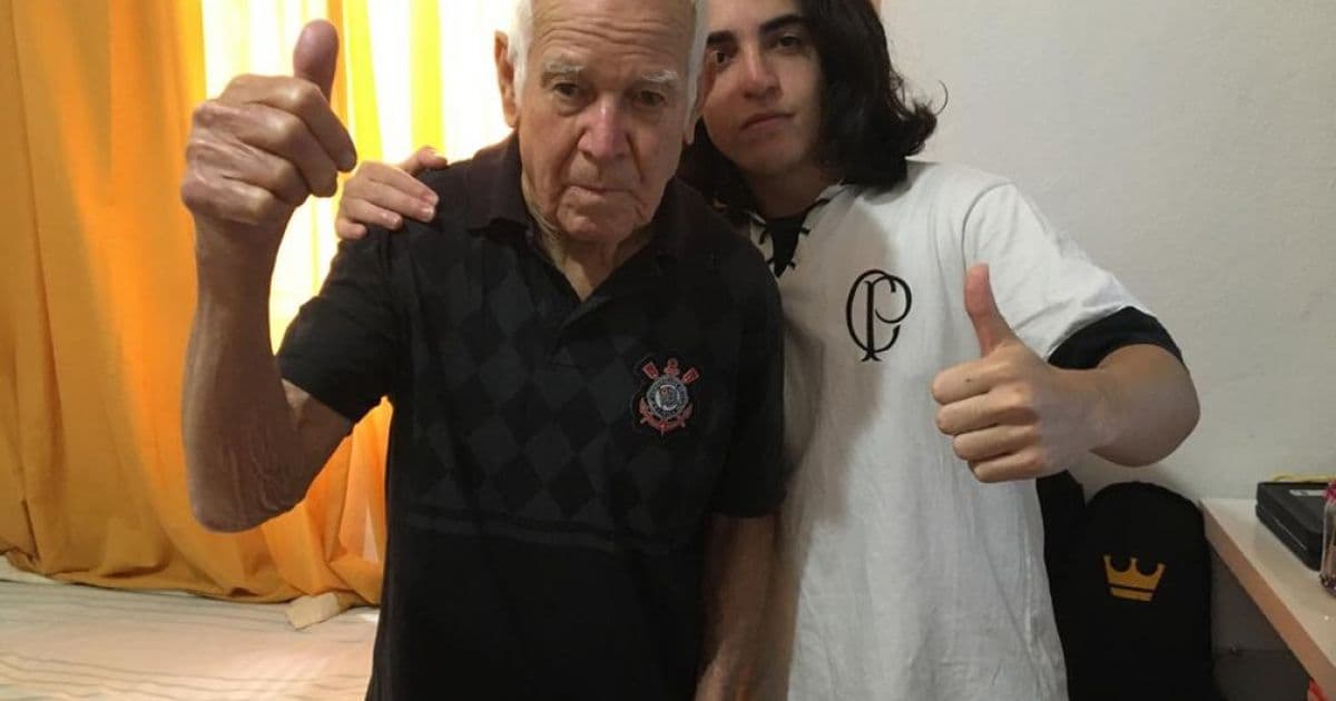 Torcedor do Corinthians reassiste bimundial com o avô que sofre de Alzheimer e viraliza