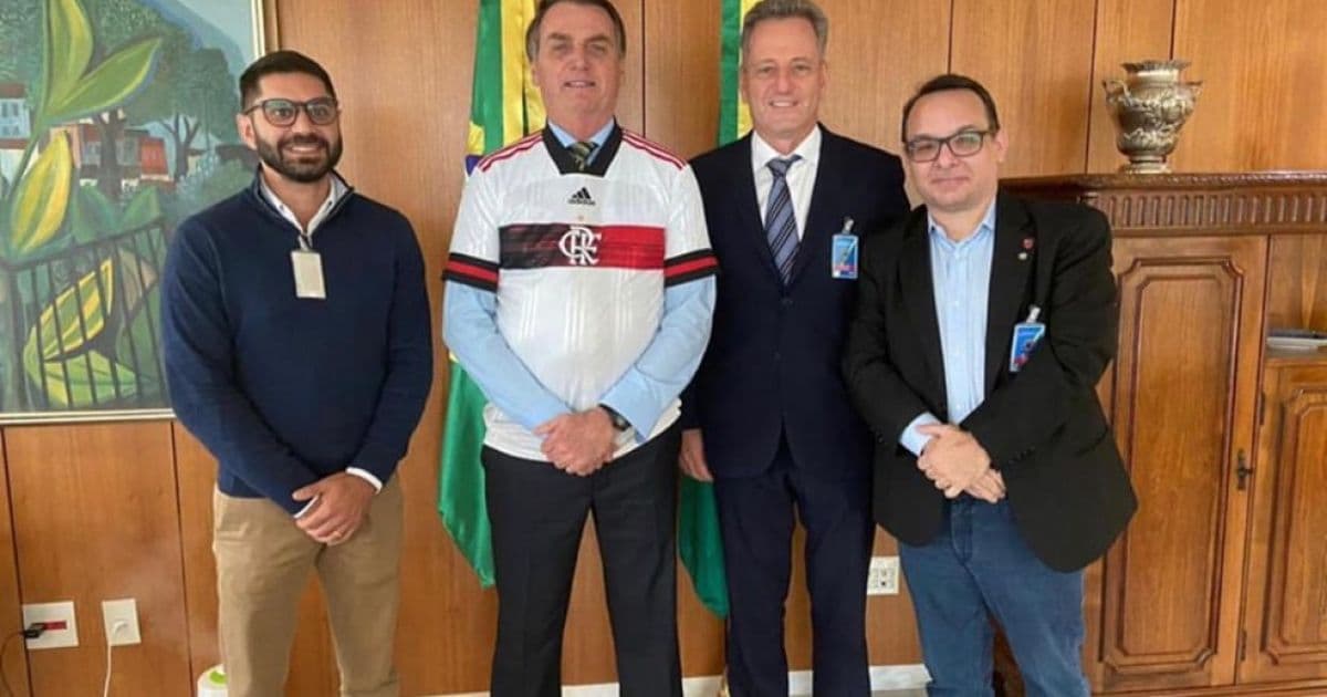 Sem máscaras, Bolsonaro e dirigentes de clubes cariocas falam sobre times treinarem no DF