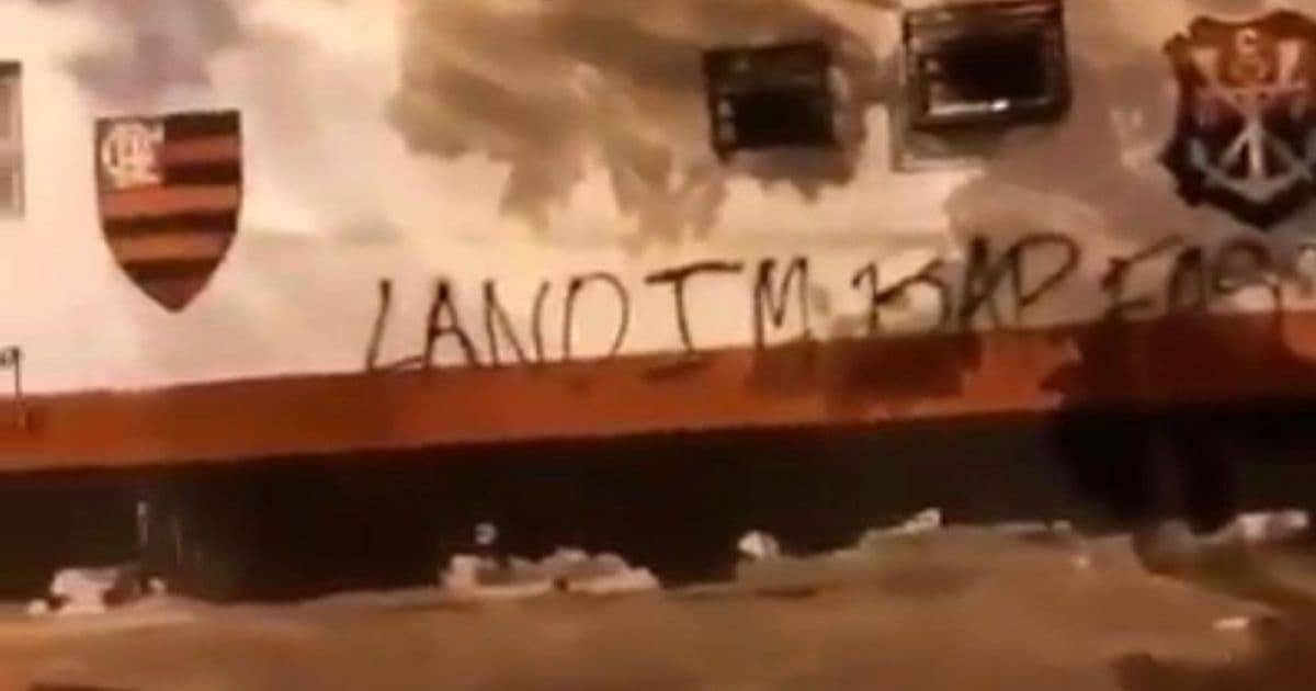 Muro da sede do Flamengo amanhece pichado com críticas ao presidente Landim