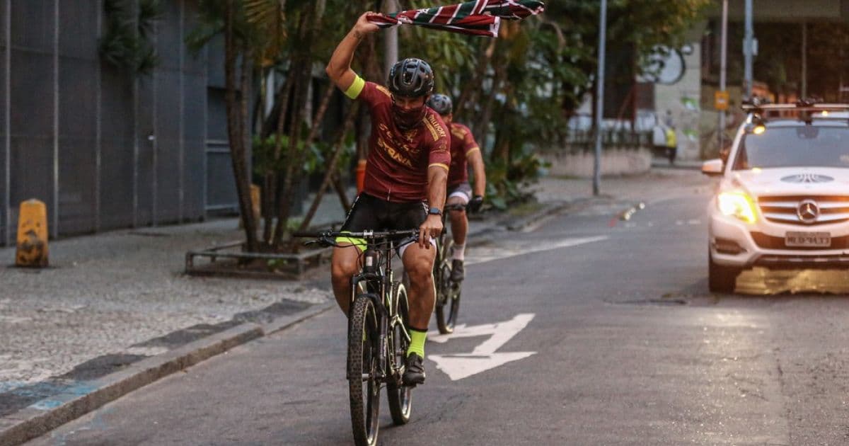 Tour do Fred: Atacante chega ao Rio de bicicleta e assina com o Fluminense até 2022