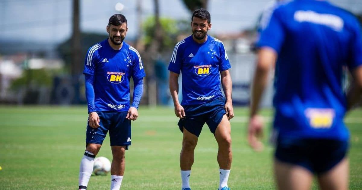 Cruzeiro rescinde contratos de Edílson e Robinho devido problemas financeiros
