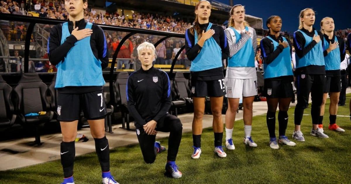 Seleção feminina de futebol dos EUA solicitam prestar homenagem ajoelhadas durante hino