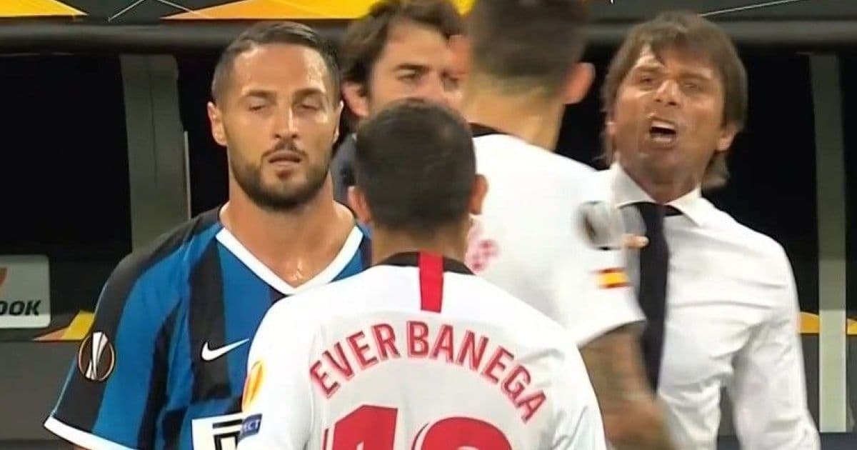 Meia do Sevilla brinca com suposta peruca de técnico da Inter de Milão