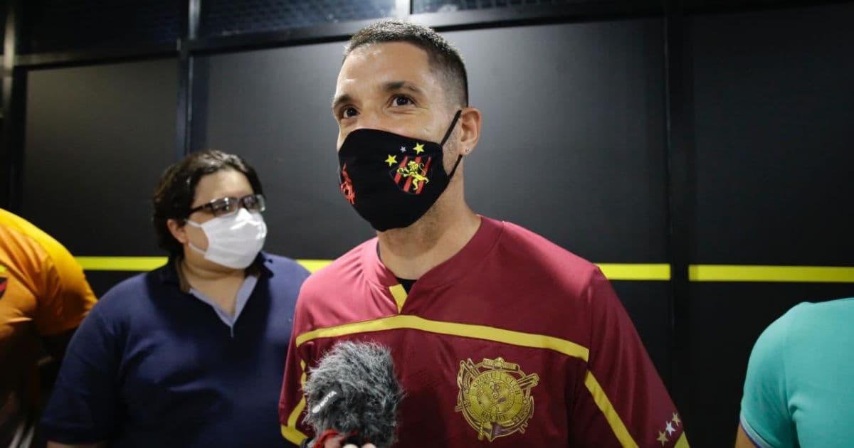 Recepção no aeroporto surpreende Thiago Neves na chegada ao Sport: 'Não esperava'