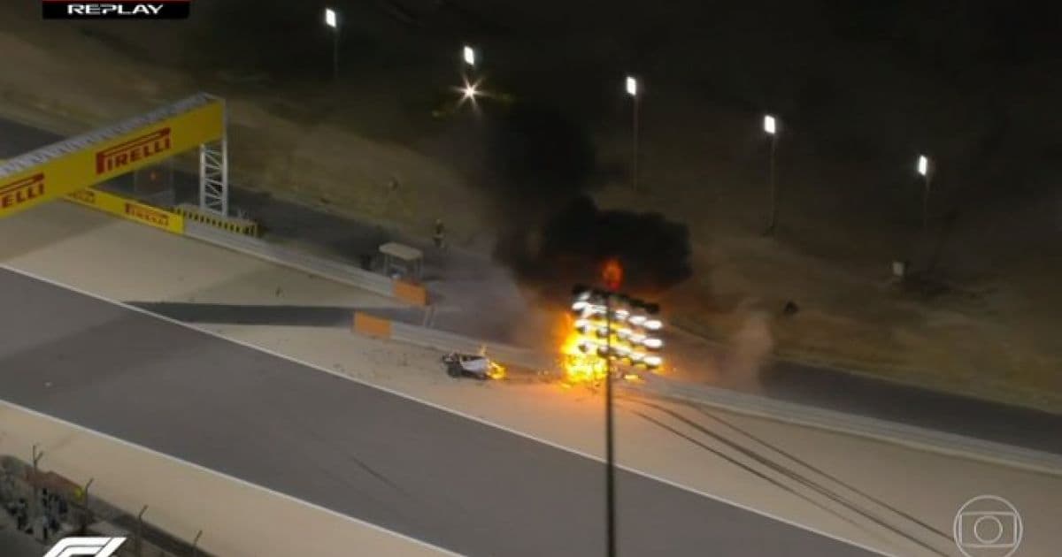 GP do Bahrein: Grosjean bate forte e carro pega fogo