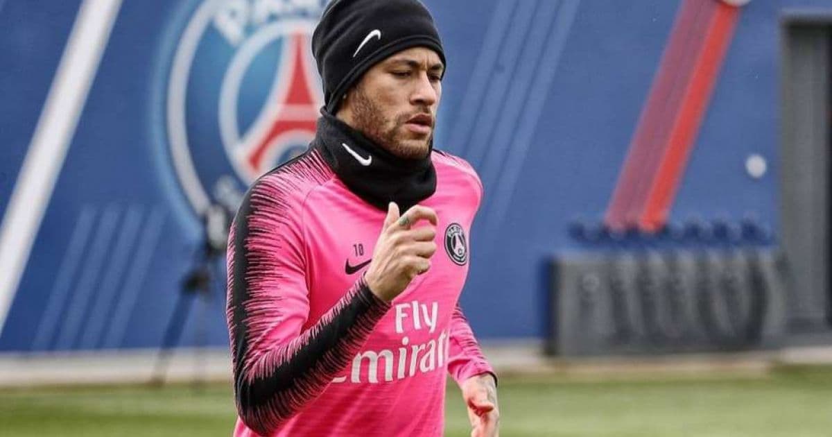 Neymar realiza primeiras atividades no gramado do CT do PSG após sofrer lesão 