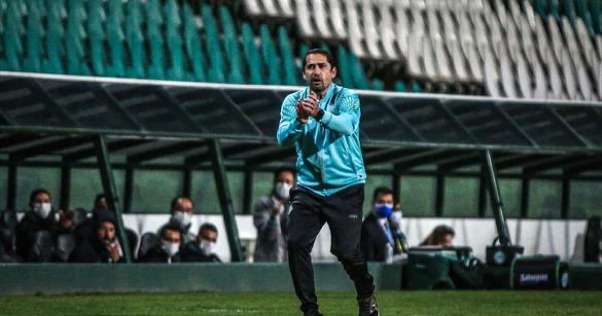 Técnico do Coritiba valoriza triunfo em casa sobre o Vitória: 'Jogo muito difícil'