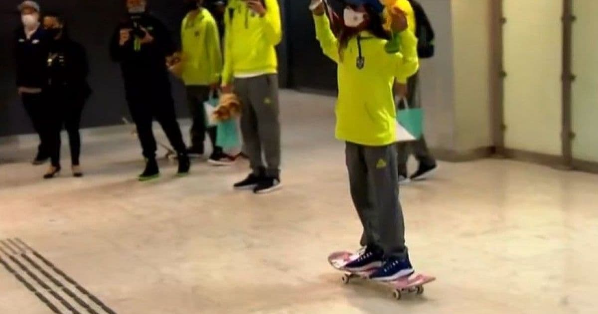 Na chegada ao Brasil, Rayssa Leal anda de skate no saguão do aeroporto de São Paulo