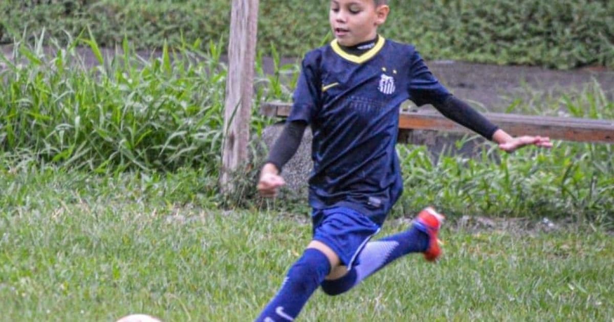Hostilizado por torcedores do Santos, menino de 9 anos se desculpa por pegar camisa do rival