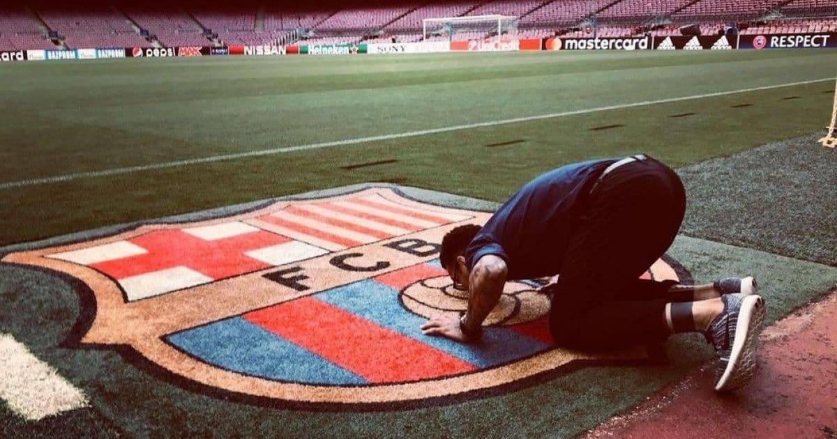 Daniel Alves usará a eterna camisa 8 de Iniesta em sua volta ao Barça, diz jornal