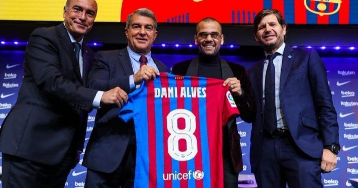 Daniel Alves chega de chinelo em apresentação oficial no Barcelona; assista