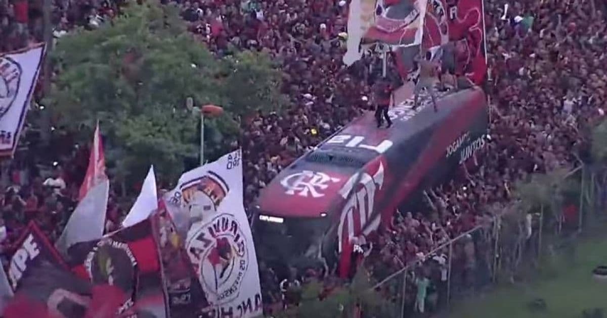 Torcedores do Flamengo sobem em ônibus da delegação antes da final da Liberta
