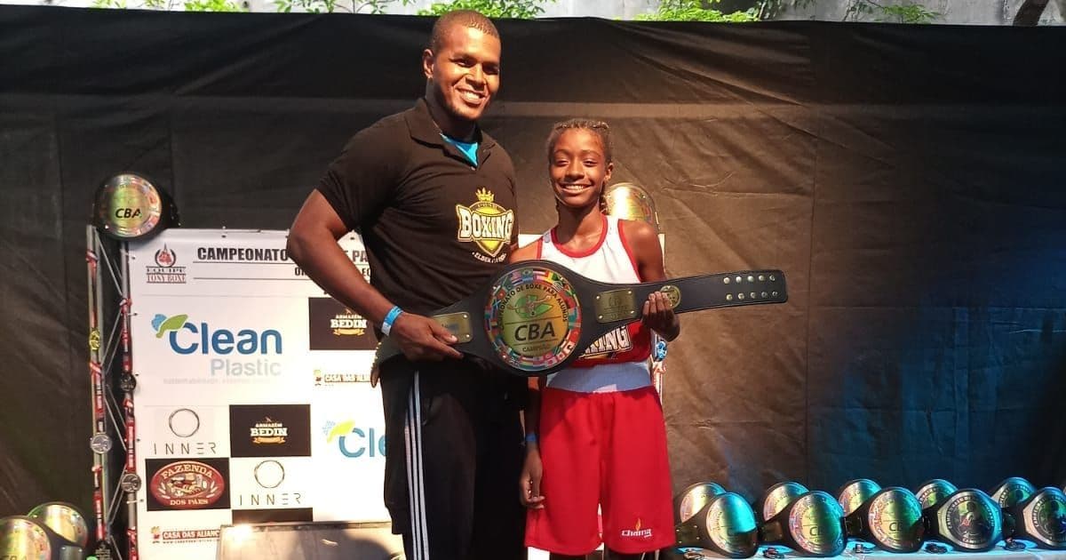 Baiana de 12 anos conquista cinturão de boxe em torneio em São Paulo