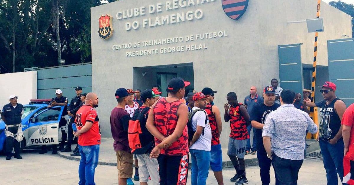Torcedores do Flamengo protestam com socos em carros de atletas em frente ao CT do clube