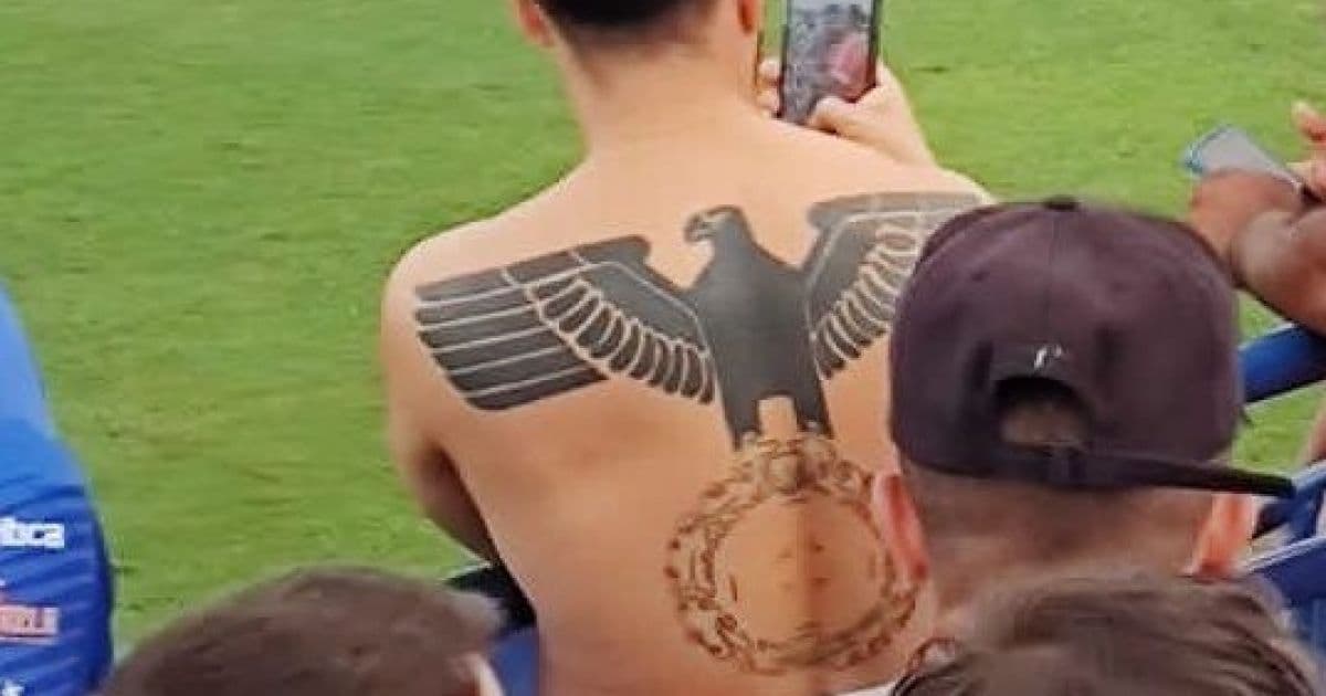 Homem é flagrado com tatuagem nazista em jogo do São Raimundo-AM pela Série D
