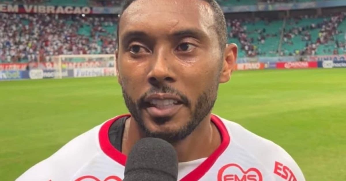 Autor do gol, Claudinei comemora empate do CRB com o Bahia em Salvador