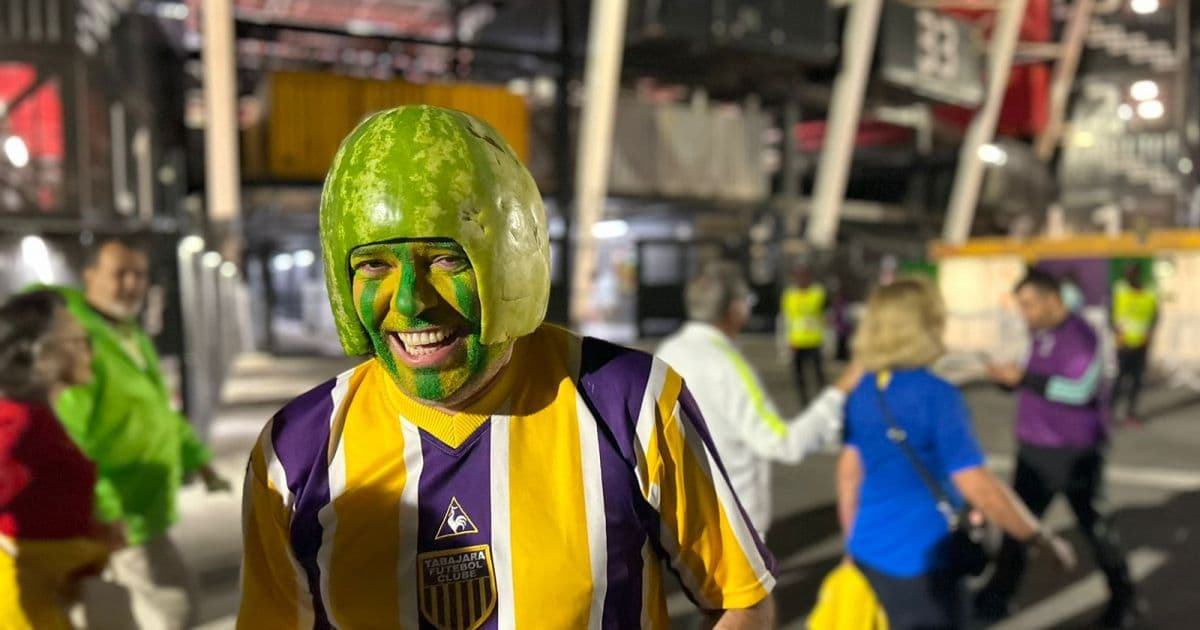 Com melancia na cabeça e camisa do Tabajara, torcedor chama atenção antes de jogo do Brasil