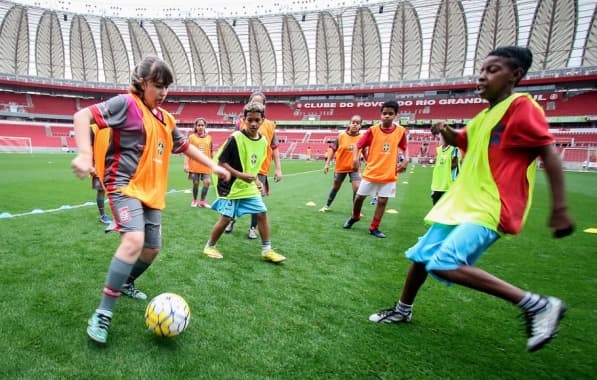 Imagem sobre CBF regulamenta futebol misto em competições amadoras no Brasil