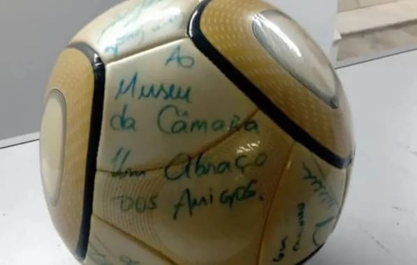 Imagem sobre Polícia Federal prende responsável por furtar bola autografada por Neymar no Palácio do Planalto